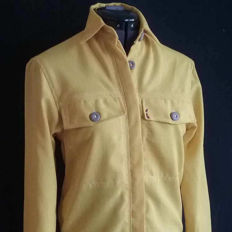 Button closure with concealed placket
